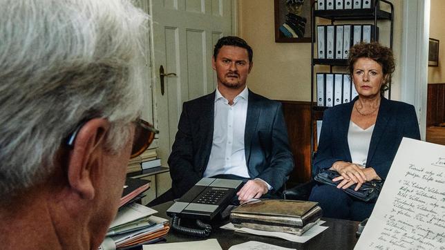 Bild: ARD Degeto/Hendrik Heiden Große Überraschung! Hubert Merow (Gerd Anthoff, li.) liest Ferdinand (Shenja Lacher) , Elsa (Ulli Maier), Jesper (Florian Maria Sumerauer) und Rike (Klara Deutschmann) das Testament vor.
