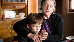 Großmutter Elisabeth (Monika Baumgartner) kommt mit dem eigensinnigen Felix (Eric und Marc Hermann, im Bild Marc) gar nicht zurecht.