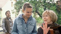 Großmutter Heidelinde (Gisela Trowe, re.) ist ganz begeistert vom neuen Verehrer (Max von Thun) ihrer Enkelin Lisa (Denise Zich).