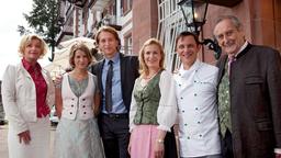 Gruppenbild: Hotelbesitzerin Veronika Hofer (Saskia Vester), Tochter Merle (Miriam Morgenstern), Stefan (Tim Morten Uhlenbrock), Zimmermädchen Gitta (Simone Ascher), Küchenchef Martin (Arndt Schwering-Sohnrey) und Portier Hermann (Walter Schultheiss).