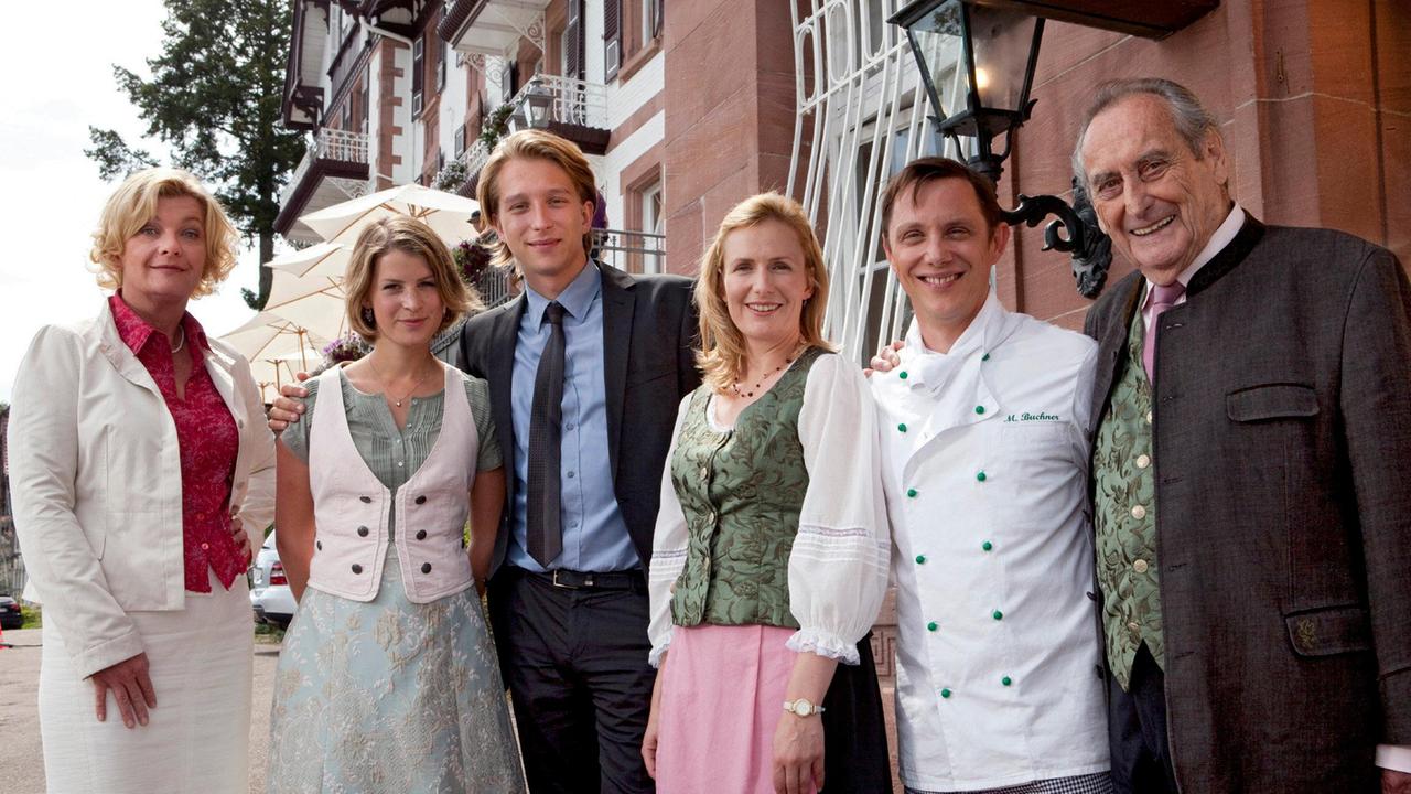 Gruppenbild: Hotelbesitzerin Veronika Hofer (Saskia Vester), Tochter Merle (Miriam Morgenstern), Stefan (Tim Morten Uhlenbrock), Zimmermädchen Gitta (Simone Ascher), Küchenchef Martin (Arndt Schwering-Sohnrey) und Portier Hermann (Walter Schultheiss).