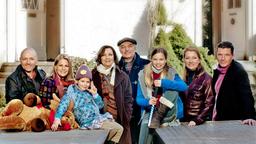 Gruppenbild mit Stofftier: Olaf (Jan Erik Madsen), Katja (Sophie Schütt), Anna (Monique Schröder), Ulrike (Gila von Weitershausen) und Georg (Charles Brauer), Sophie (Hanna Höppner), Dana (Katja Studt) und Florian (Hardy Krüger j).