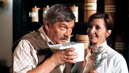 Günther (Wolfgang Winkler) ist beeindruckt vom "duften" Sortiment der Apothekerin Anita (Susanne Uhlen).