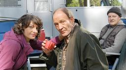 Günther (Paul Faßnacht) und Ursula (Catrin Striebeck) trösten Werner (Michael Mendl, Mitte), dessen Frau völlig entnervt vom Campingplatz geflohen ist.
