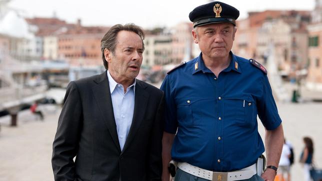 Bild: ARD Degeto/Nicolas Maack Guido Brunetti (Uwe Kokisch, re.) im Gespräch mit Sergente Vianello (Karl Fischer)
