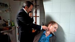 Guido Brunetti (Uwe Kokisch) kann nur noch den Tod des zwielichtigen Dr. Luca Proni (Michael Schenk) fest stellen.