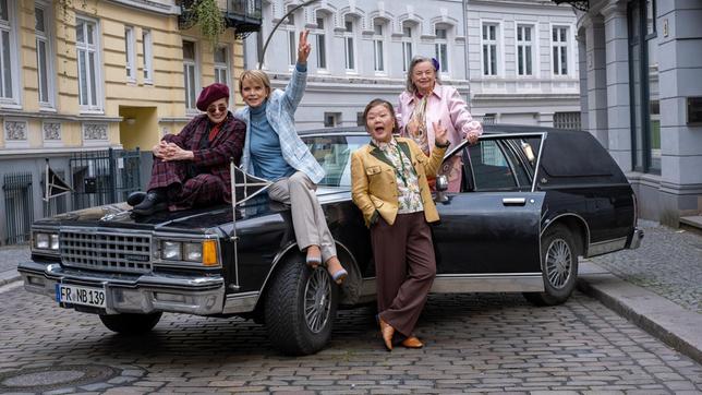 Gut gelaunt und mit einer Mission: Katharina Thalbach, Uschi Glas, Soogi Kang und Ursula Werner spielen in „Wir vier und der Enkeltrick“ ein unerschrockenes Quartett von Freundinnen, die eine Bande von Betrügern aus dem Verkehr ziehen wollen.
