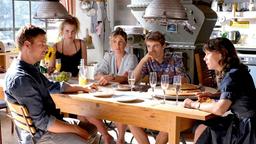 Hanna (Kathrin von Steinburg, re.) berät ihren Exmann Toni (Leo Reisinger, li.). Luise (Wolke Hegenbarth, Mitte), Josie (Maria Monsorno, 2. v. li.) und Ferdi (Fabian Axer Avila) hören zu.