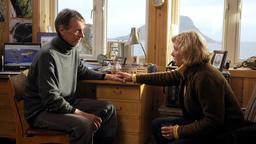 Hanna (Jutta Speidel) erklärt ihrem Ex-Liebhaber Leif Sörensen (Stephan Bissmeier), dass er einen Sohn hat.