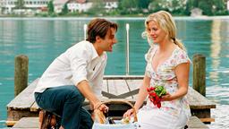 Hanna (Eva Habermann) macht mit Christian (Gunther Gillian) ein nettes Picknick auf dem Bootssteg.
