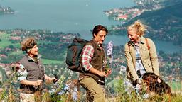 Hanna (Eva Habermann, re.) unternimmt mit ihrer Tante Magda (Antje Hagen) und dem netten Tierarzt Christian (Gunther Gillian) eine traumhafte Bergwanderung.