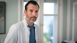 Hannes (Benjamin Güter) hält es zuhause gerade nicht aus.