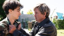 Hannes Weixler (Peter Schneider) knöpft sich seinen Sohn Felix (Eloi Christ) vor.