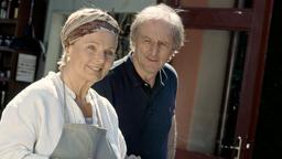 Hans Sommer (Günther Maria Halmer) hilft Maria (Ruth Maria Kubitschek) beim Restaurieren alter Möbel.
