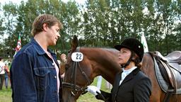 Hans (Sven Martinek) und Andrea (Christina Plate) begegnen sich zum ersten Mal während eines Reitturniers.