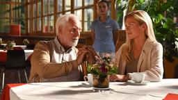 Hans Wagner (Wolfgang Hübsch) tätschelt seine Schwiegertochter Sylvia (Nele Kiper).