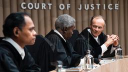 Hans-Walter Klein (Edgar Selge) ist der vorsitzende Richter des Verfahrens am Internationalen Gerichtshof.