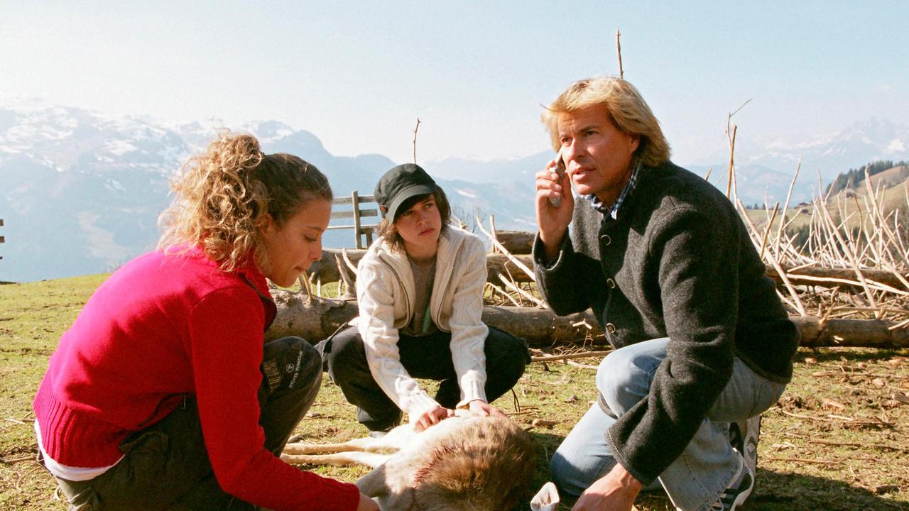 Hansi (Hansi Hinterseer, re.), Benni (Rafael Haider) und Sonja (Laura Ferrari) haben ein weiteres Tier gefunden, dass dem Wildschütz zum Opfer gefallen ist.