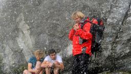 Hansi (Hansi Hinterseer) findet die vermissten Sportler, die durch einen dramatischen Wetterumschwung in Not geraten sind.