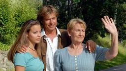Hansi (Hansi Hinterseer) verabschiedet zusammen mit seiner Mutter Irmi (Ingrid Burkhard, re.) und Sonja (Laura Ferrari) seine Schwester.