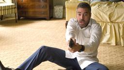 Harry Pfarrer (George Clooney) wird bei seinem Einbruch von einem Einbrecher überrascht.