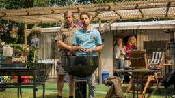 Hartmut (Henning Baum) stellt Markus (Oliver Wnuk, re.) am Grill auf die Probe.