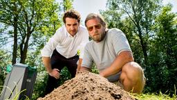 Hartmut (Henning Baum, re.) und Markus (Oliver Wnuk) beobachten einen Maulwurfhügel.