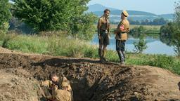 Hat das irgendeinen Sinn? Die Hitlerjugend unterstützt die Armee am Westwall, aber der Graben, den die Jungs ausheben läuft umgehend mit Wasser voll. Während Knuffke (Theo Trebs) dem kranken Hosenmacher (Laurenz Lerch) beim Graben hilft, versucht. Onkel (Jonathan Berlin) dem Sonderführer Stricker (Peter Faerber) die Sinnlosigkeit des Tuns klarzumachen, hat aber wenig Erfolg.
