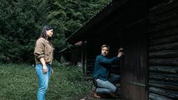 Hat sich der Verdächtige wirklich in dieser Hütte versteckt? Lisa (Anna Fischer) hofft, dass die Geschichte stimmt, Thomas Zellinger (Christoph Letkowski) hat seine Zweifel.