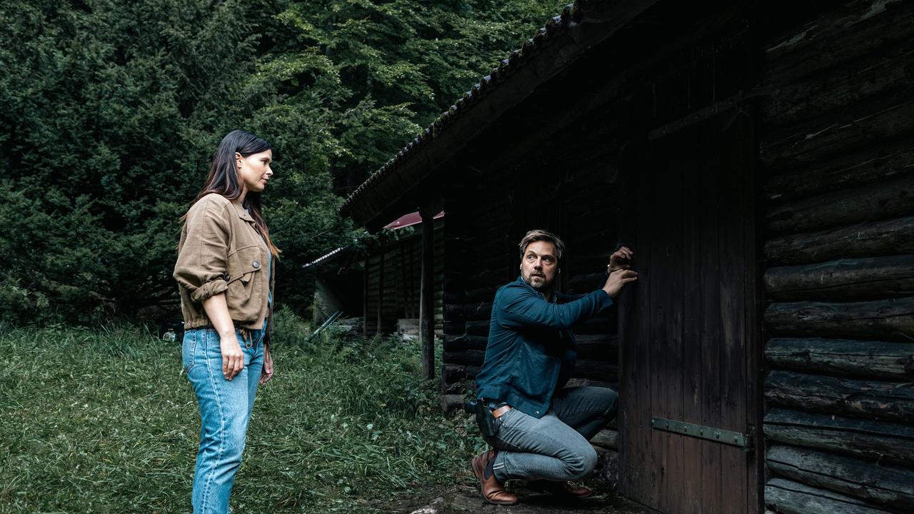 Hat sich der Verdächtige wirklich in dieser Hütte versteckt? Lisa (Anna Fischer) hofft, dass die Geschichte stimmt, Thomas Zellinger (Christoph Letkowski) hat seine Zweifel.