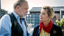 Hauke (Jan-Gregor Kremp) bittet Matilda (Susanne Schäfer) um einen ungewöhnlichen Gefallen.