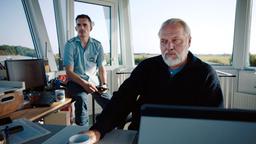 Hauke (Jan-Gregor Kremp) will, dass sein Sohn Sönke (Hannes Wegener) einsteigt.