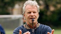 Hausmeister Christian Brenner (Peter Sattmann) ist Co-Trainer geworden.