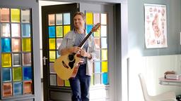 Hebamme Toni (Leo Reisinger) leitet den Daddy-Chor
