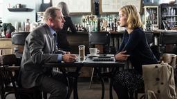 Hector (Simon Pegg) und Clara (Rosamunde Pike) haben etwas zu besprechen.