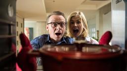 Hector (Simon Pegg) und Clara (Rosamund Pike) versuchen den Tücken des Alltags zu trotzen.