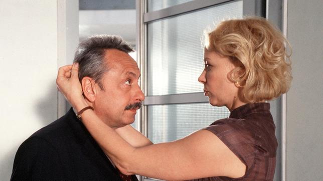 Heide Achimsen (Katja Riemann) bereitet Erwin Strunz (Wolfgang Stumph), den Doppelgänger ihres Mannes, auf seine Aufgabe vor.