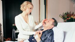 Heide Achimsen (Katja Riemann) kümmert sich um ihren Mann Uwe (Wolfgang Stumph).