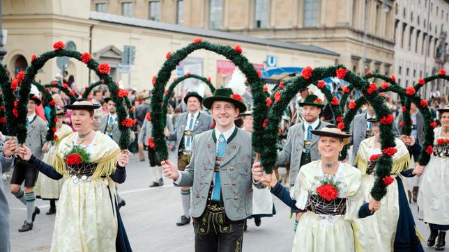 Bild: BR/Simon Heimbuchner Heimat- und Gebirgstrachtenverein DLustinga Isartaler, München: Den ersten Oktoberfest Trachten- und Schützenzug nach dem Zweiten Weltkrieg haben 1949 d‘Lustinga Isartaler aus München organisiert. Seither sind sie selbstverständlich immer dabei. Sie tragen aber kein Münchner Bürgergewand, sondern eine Miesbacher Gebirgstracht.