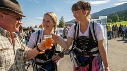 Heimkehrerin Lisa (Theresa Scholze, Mitte) und ihre Schwester Marie (Catherine Bode, re.) verkaufen Bier auf dem Volksfest.