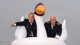 Heinrich (Heiner Lauterbach) und Tom (Uwe Ochsenknecht, li.) bei der Seebestattung.
