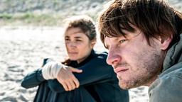 Helen (Charlotte Munck) trifft am Strand auf den fremden Leon (Christoph Gawenda).