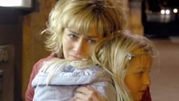 Helena Traber (Gesine Cukrowski) ist überglücklich, dass sie ihre kleine Tochter Eva (Soraya-Antoinette Richter) endlich wieder in die Arme schließen kann.