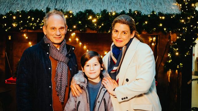 Helikopter-Mutter Jette (Elena Uhlig) und ihr Ehemann Lars (Michael Lott) sitzen mit ihrem Sohn Elias (Paul Hamm) an Heiligabend im Flughafen fest.