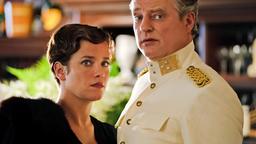 Hellen (Muriel Baumeister) muss aus Vernunftgründen den Kolonialverwalter Joop van Boven (Filip Peeters) heiraten.