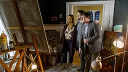 Hendrik (Florentin Will) zeigt Armin (Francis Fulton-Smith, re.) und Tina (Carin C. Tietze) sein abstraktes Kunstwerk.
