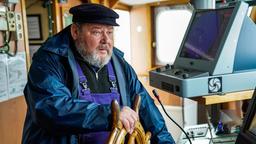 Henning Schulte (Walter Plathe) ist Skipper an Bord des Bergungsschiffs DANSK DYKKER.