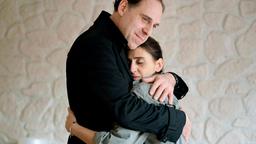 Hennning (Thomas Loibl) und seine Frau Angeliki (Artemis Chalkidou) planen einen neuen Lebensabschnitt in Griechenland.