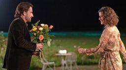 Henry (Oliver Mommsen) hat sich für das Dinner bei Alexandra (Anne Schäfer) herausgeputzt.