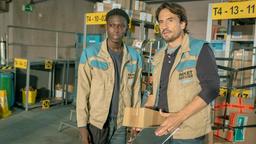 Henry (Oliver Mommsen, re.) rät Jamal (Stephen Owusu-Sekyere) sich nicht abzocken zu lassen.
